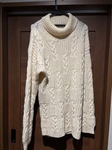 케이블 니트 터틀넥 스웨터