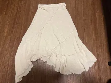 프릴이 달린 비대칭 플레어 스커트