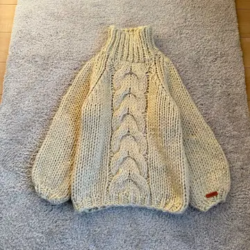 케이블 짜임 하이넥 니트 스웨터 크림색