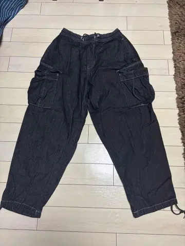 다크 그레이 카고 팬츠 사이드 포켓 포함