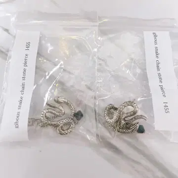 GIBOUS SNAKE CHAIN STONE PIERCE