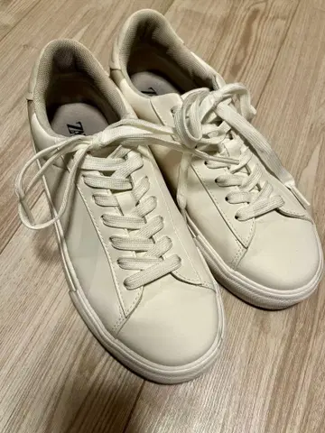 ZARA 화이트 스니커즈
