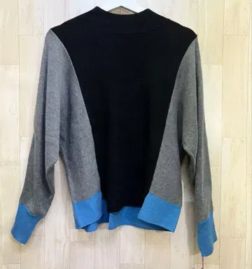 새상품 택 포함 미사용 BRODIAEA 슬릿 배색 하이넥 니트 L