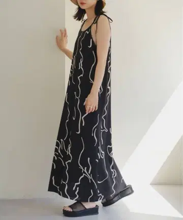 카스타네 웨이브 패턴 파이핑 원피스