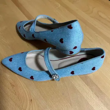 스카이블루 데님풍 하트 무늬 펌프스