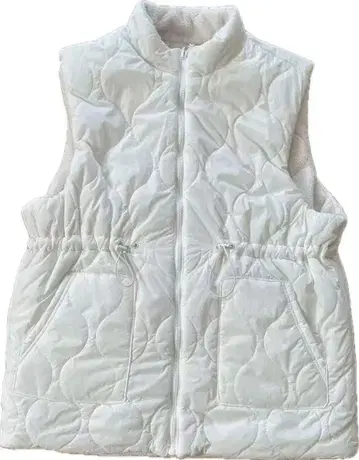 화이트 퀼팅 슬리브리스 베스트