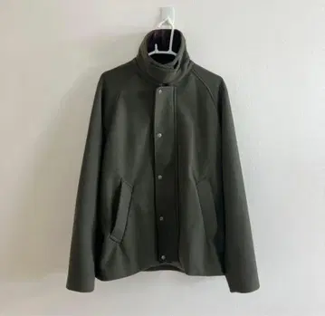 올리브 그린 스탠드 카라 코트 미사용 새상품 멋스러운