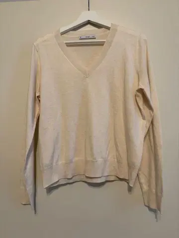 MNG 크림색 V넥 니트 스웨터 새상품