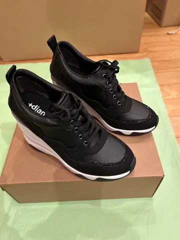 블랙 웨지솔 스니커즈