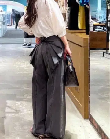 리본 포함 다크 그레이 데님 팬츠