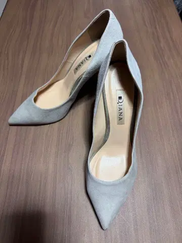 DIANA 그레이 스웨이드 하이힐 펌프스