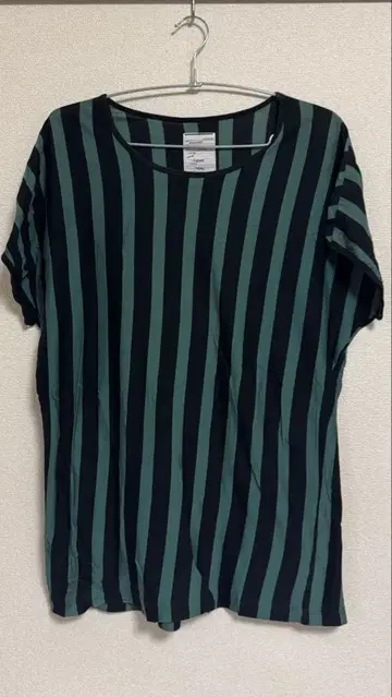 블랙과 그린 스트라이프 T셔츠
