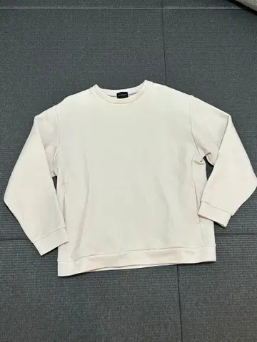 애로우즈 화이트 크루넥 맨투맨