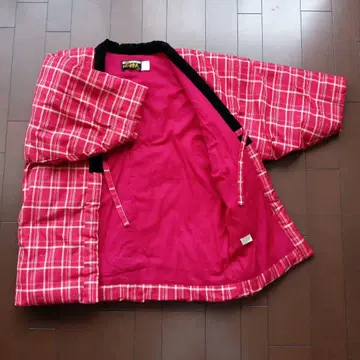 빨간색과 화이트 체크 무늬 반텐 면 포함 반텐 앞에 묶는 끈 있음 한텐