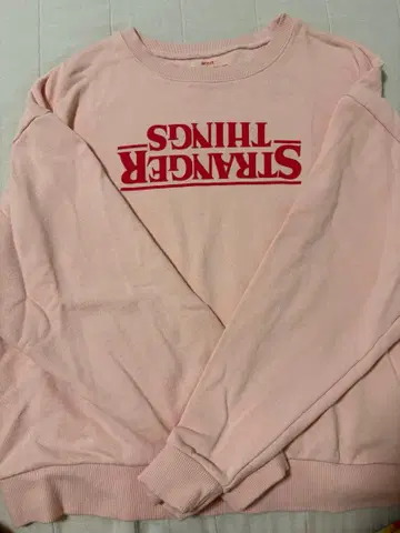 Stranger Things/스트레인저 싱스 로고 프린트 맨투맨