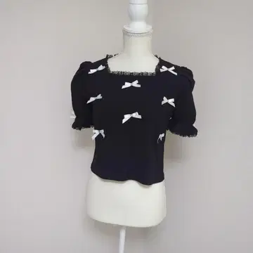 ROJITA 리본 포함 블랙 반팔 상의