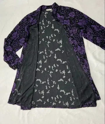 시어 블랙과 보라색 꽃무늬 긴팔 튜닉