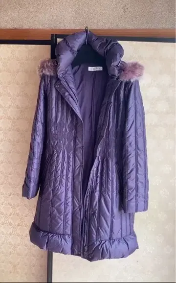 보라색 후드 부착 퀼팅 다운 자켓