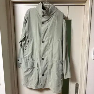 라이트 그레이 트렌치코트 버튼 포함