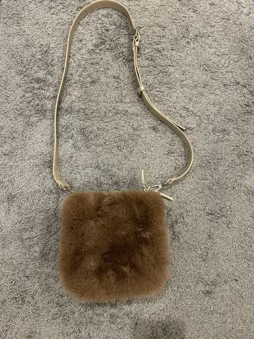 브라운 퍼 숄더백