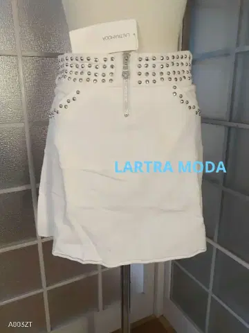 택 포함 LARTRA MODA 라르트라 모다 스터드 맨투맨 스커트 화이트