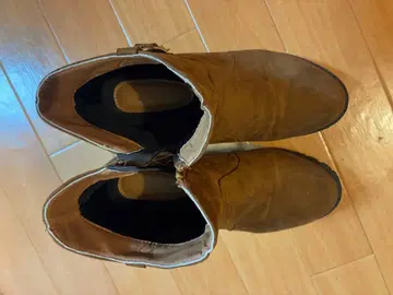 브라운 스웨이드 숏부츠 버클 포함