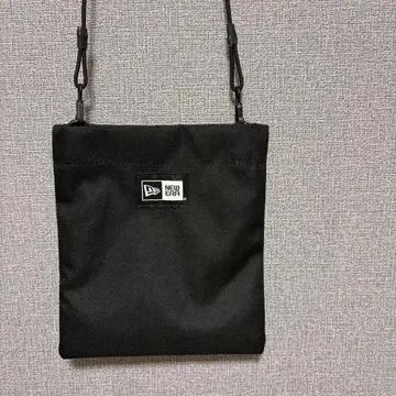 NEW ERA 블랙 숄더백 사코슈