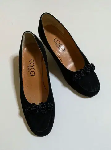 COCA 블랙 꽃 장식 중간 힐 펌프스