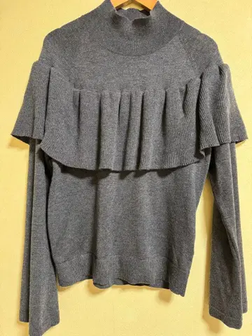 그레이 프릴 터틀넥 니트