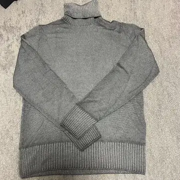 새상품급 돌모어 8G 울 심리스 터틀넥 니트 46 그레이