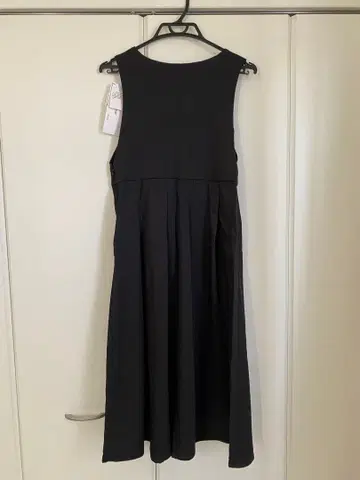 블랙 슬리브리스 V넥 무릎 기장 원피스