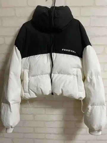 FEKETE 바이컬러 프론트 로고 다운 자켓