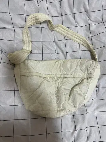 화이트 퀼팅 숄더백