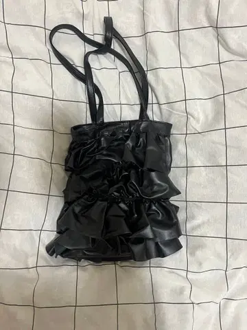 프릴 디자인 블랙 숄더백