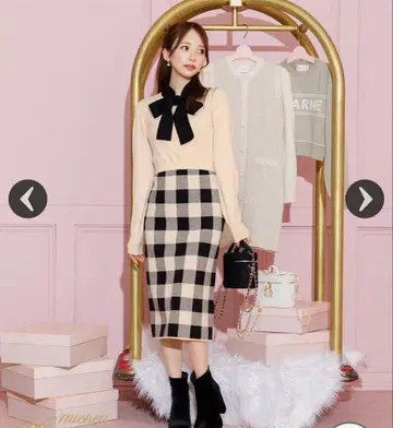 리본 포함 베이지 니트와 체크 타이트 스커트