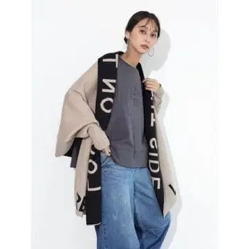 베이지와 블랙 로고 가디건