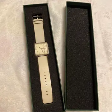 no monday 화이트 가죽 스퀘어 페이스 시계