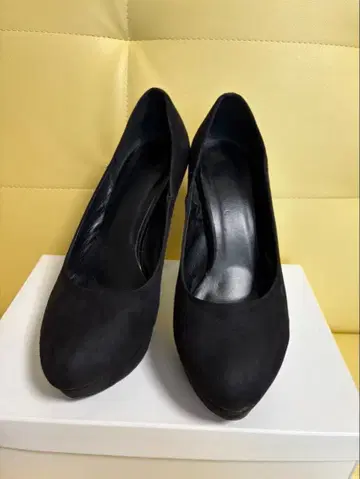 블랙 스웨이드 하이힐 펌프스