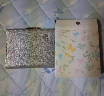 황궁 한정판 실버 가죽 접이식 지갑 박스 포함 미사용 & 완판템