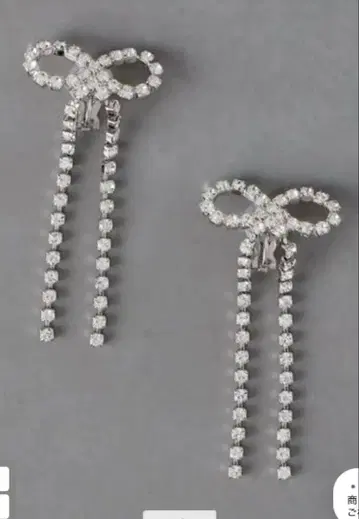 [ 가격 인하 ] 유나이티드 애로우즈 큐빅 리본 귀찌