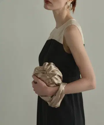 베이지 새틴 클러치백