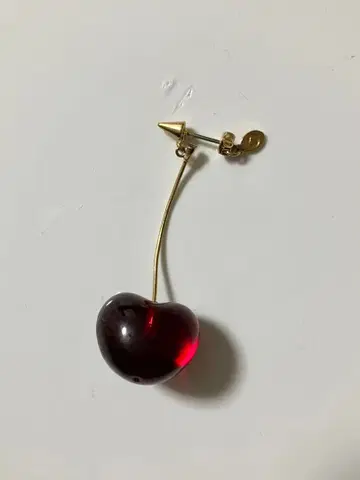 THROW A KISS 싱글 체리 귀걸이 M