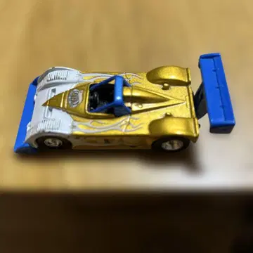 골드 컬러와 파란색의 스포츠카풍 미니카