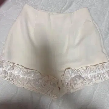 Lily Brown 프릴 달린 아이보리 숏팬츠