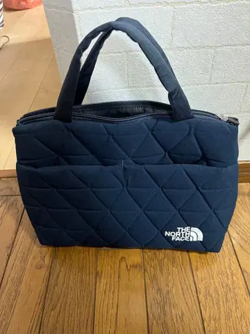 THE NORTH FACE 네이비 퀼팅 핸드백 지오 페이스