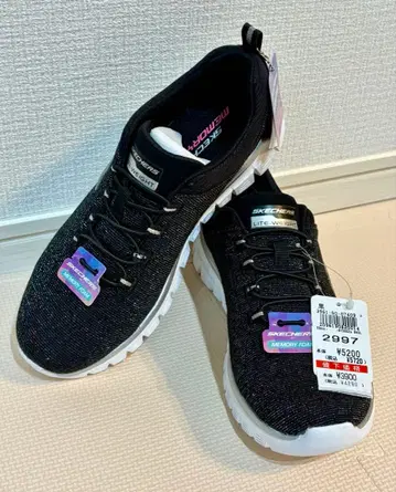 새상품/미사용 스케쳐스 블랙 스니커즈 24.5cm