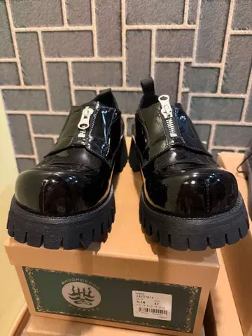 에나멜 블랙 벌룬 지퍼 통굽 신발 42