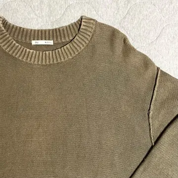 올리브 그린 크루넥 니트