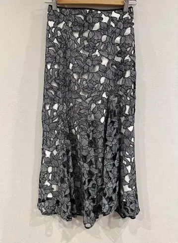 레이스 플레어 스커트 블랙과 화이트 꽃무늬
