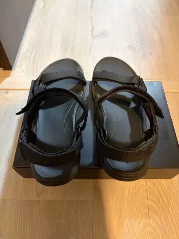 Teva 블랙 샌들